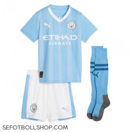 Billiga Manchester City Kevin De Bruyne #17 Barnkläder Hemma fotbollskläder till baby 2023-24 Kortärmad (+ Korta byxor)